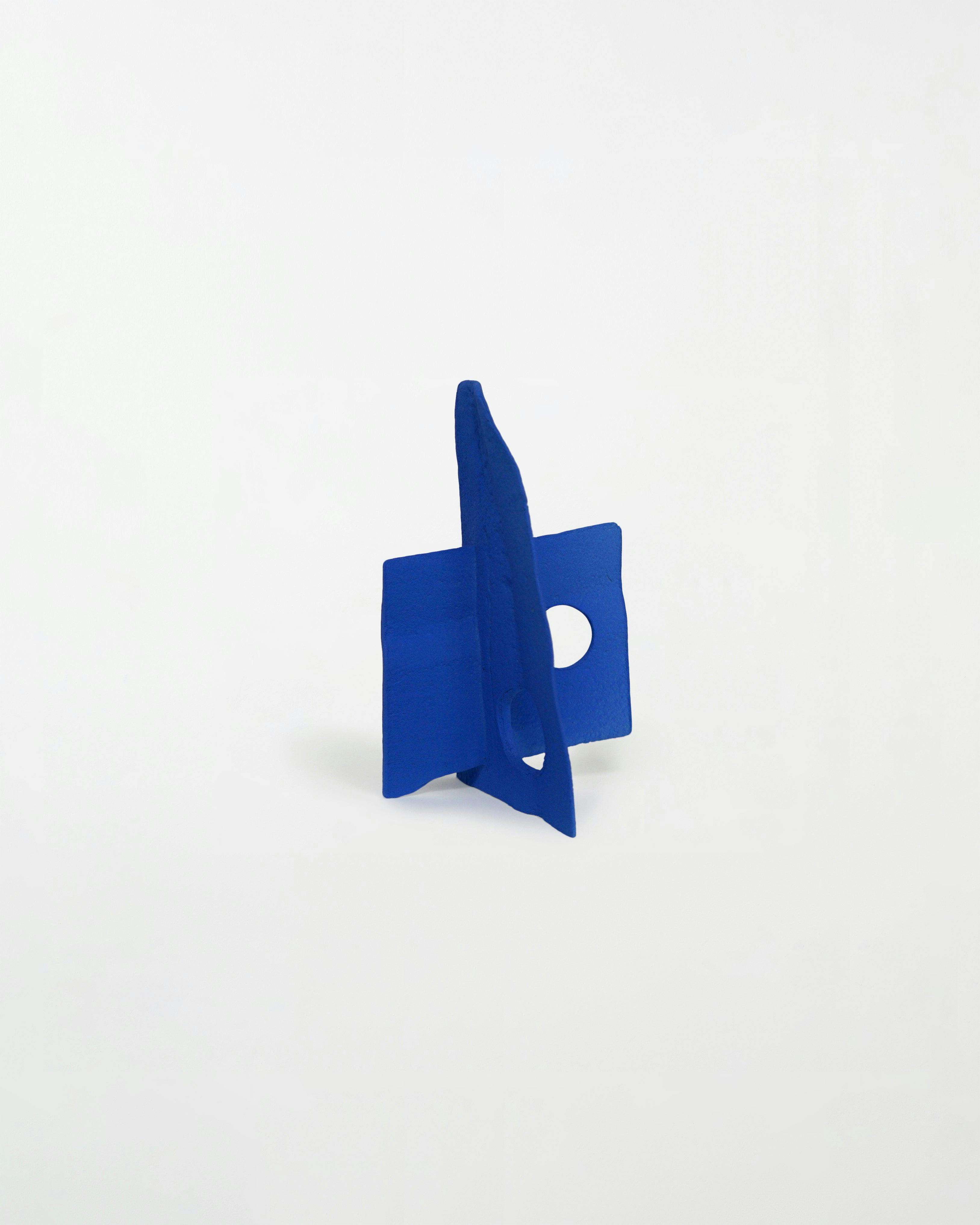 Sculpture by Fitzhugh Karol titled "Blue Lean IV".