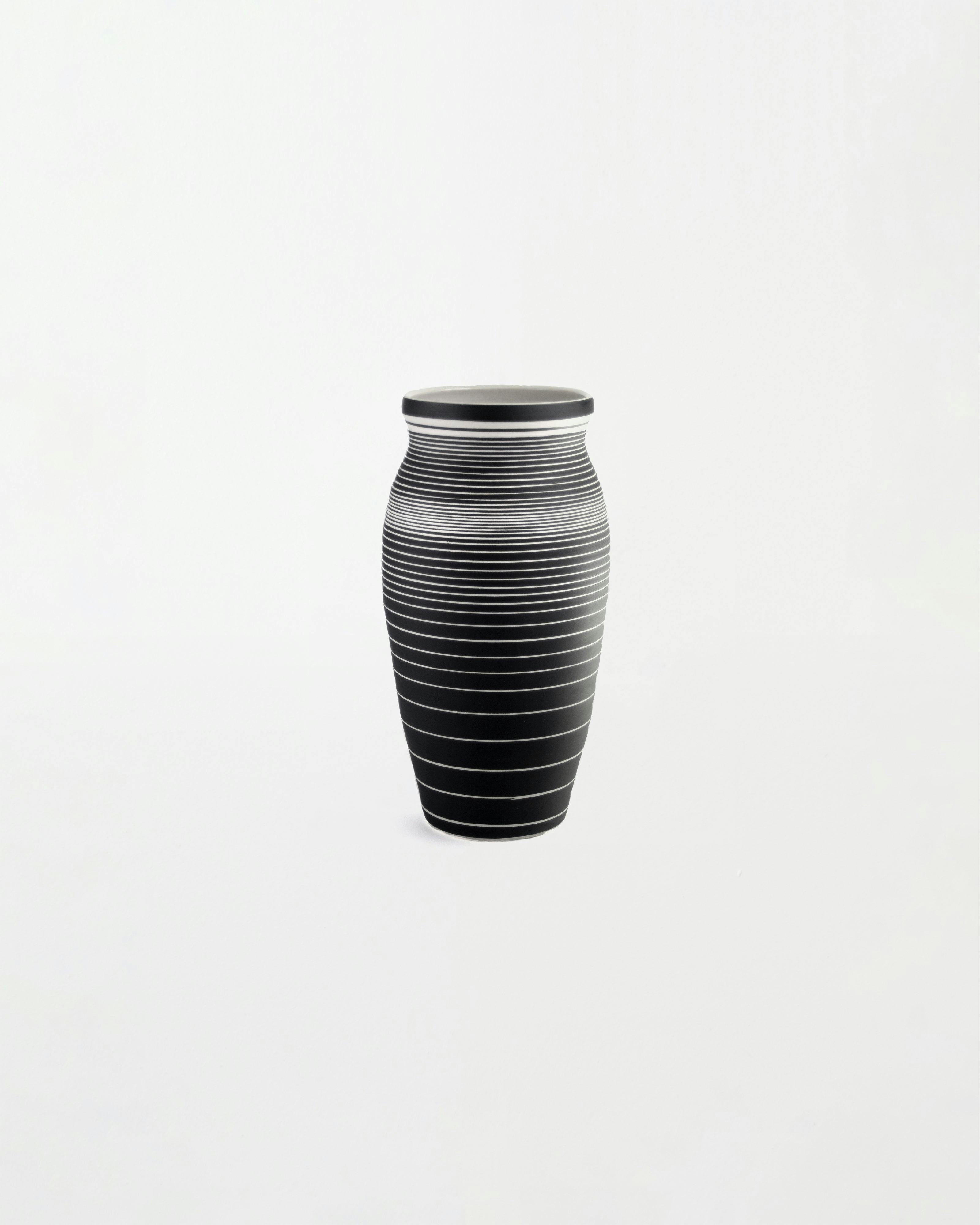 Sculpture by Dana Bechert titled "Tall Gradient Vase".
